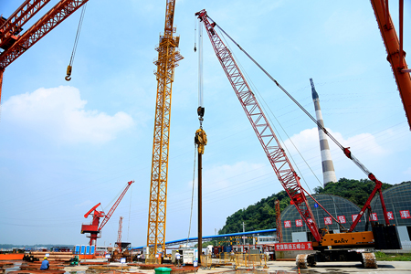 中鐵大橋局連鎮(zhèn)鐵路項目部——鎮(zhèn)江長江大橋4號主墩上下游鋼板樁“牽手”成功